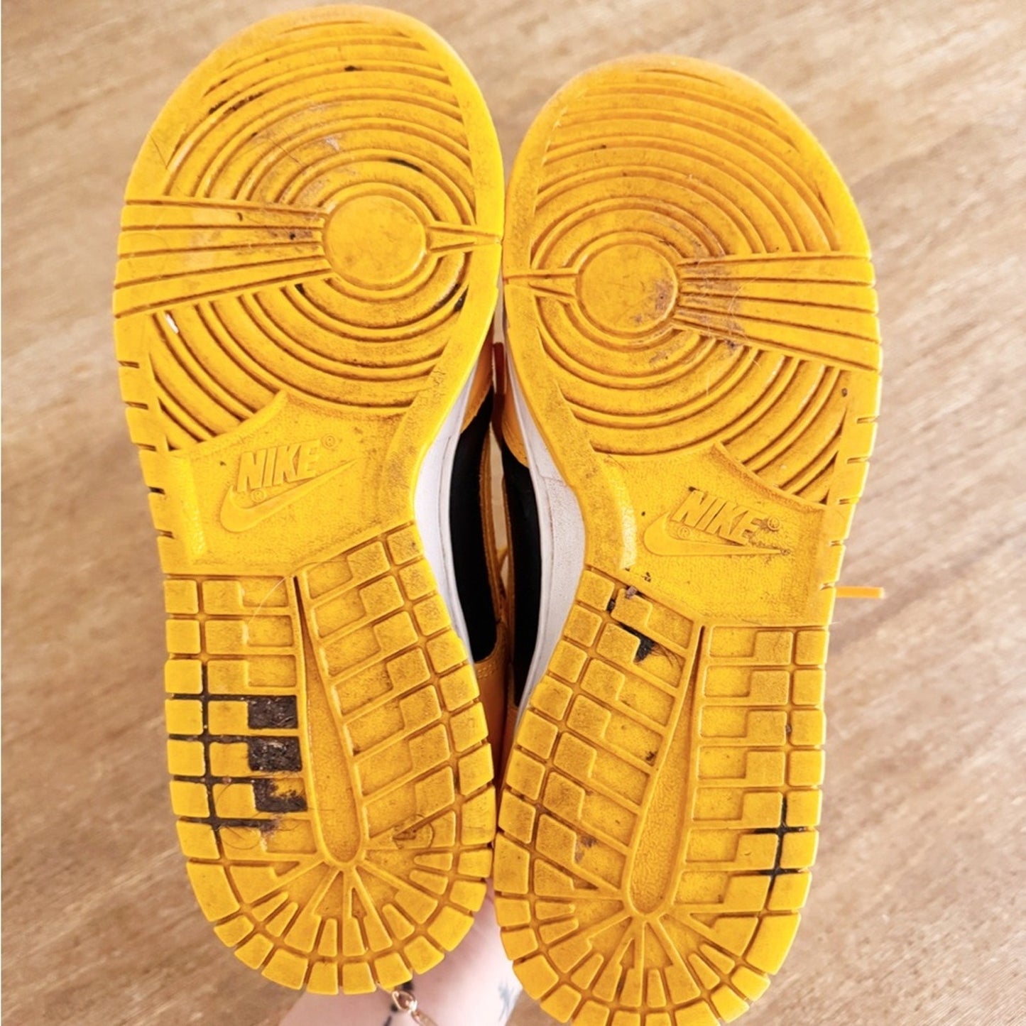 Nike dunk Low-Top goldenrod size 8