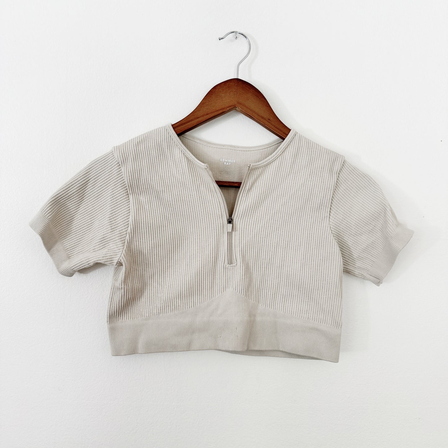 Medium | cream workout cropped top