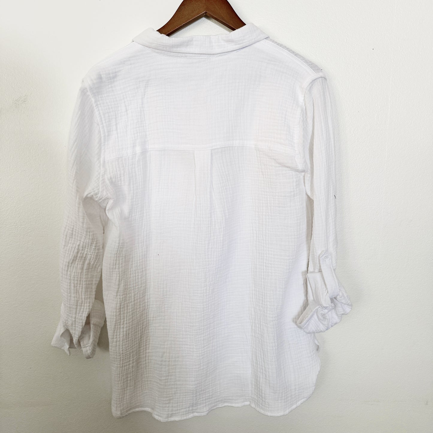 Small | White gauze button down
Anne Klein