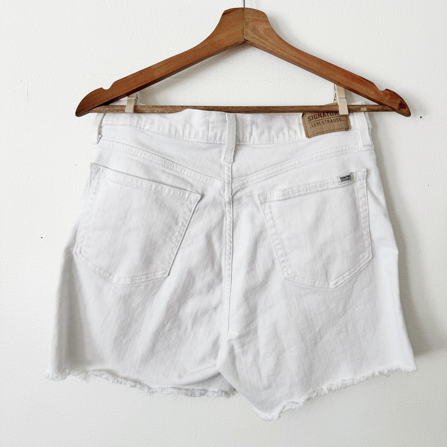 Signature white high rise Levi's size 8