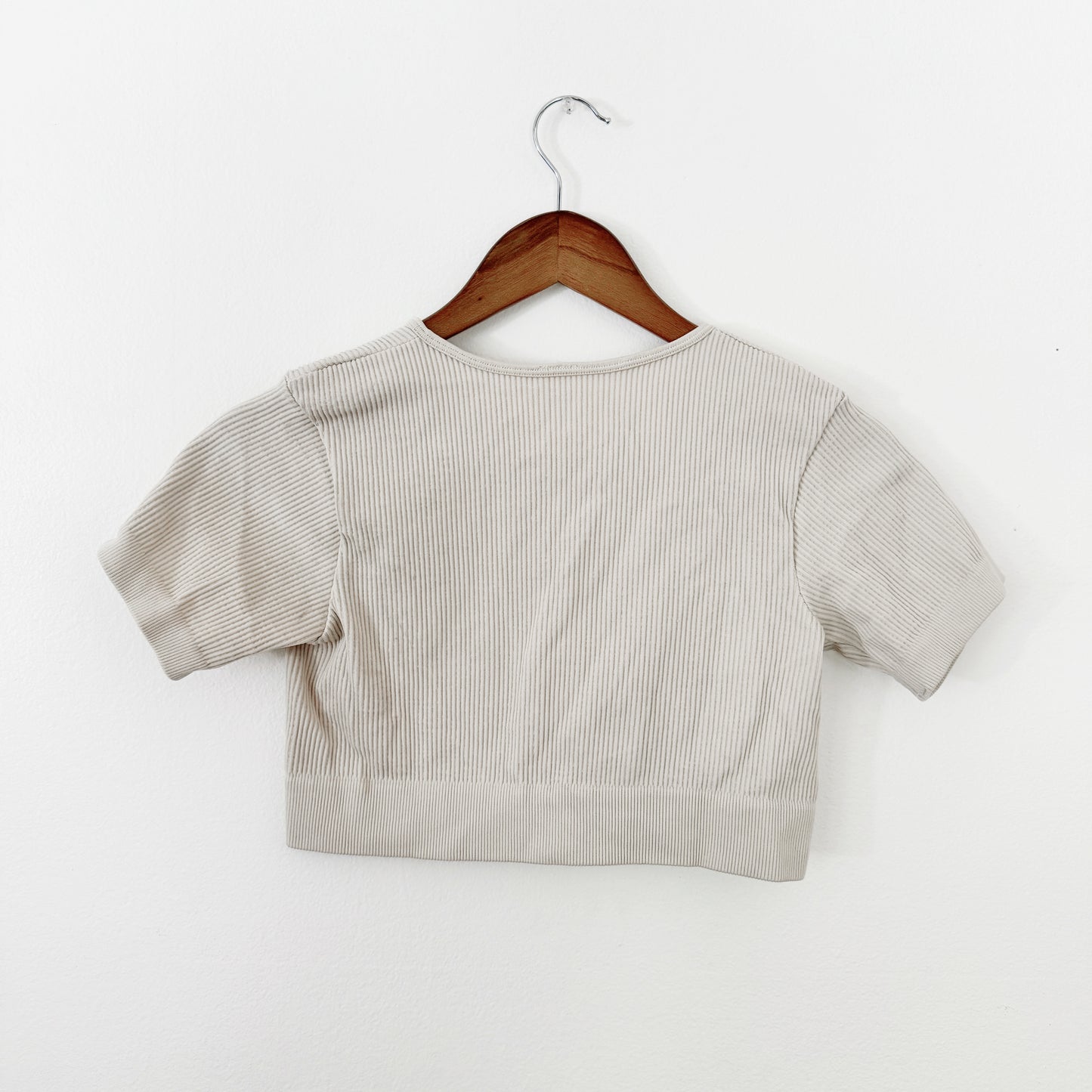 Medium | cream workout cropped top