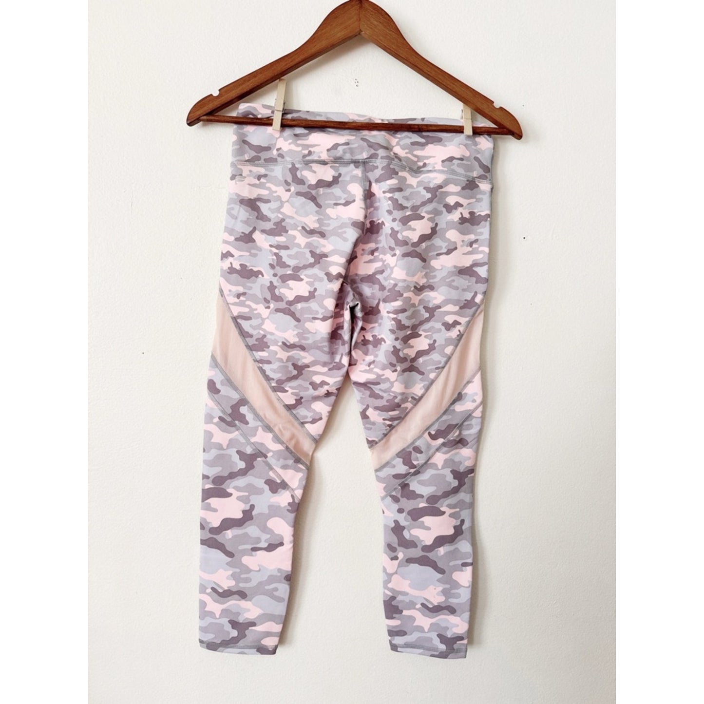 Fabletics Pink & Gray Camo Leggings with Mesh Panels small NWT