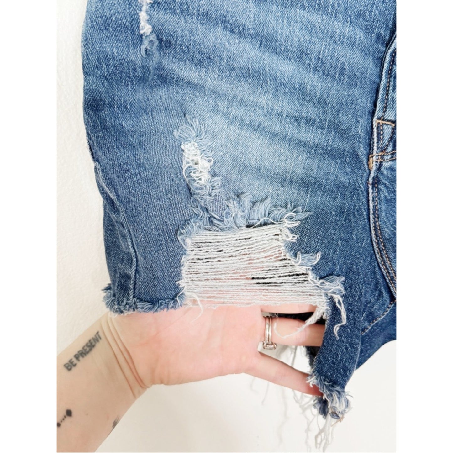 Good American Classic Denim Shorts - Blue 4/27