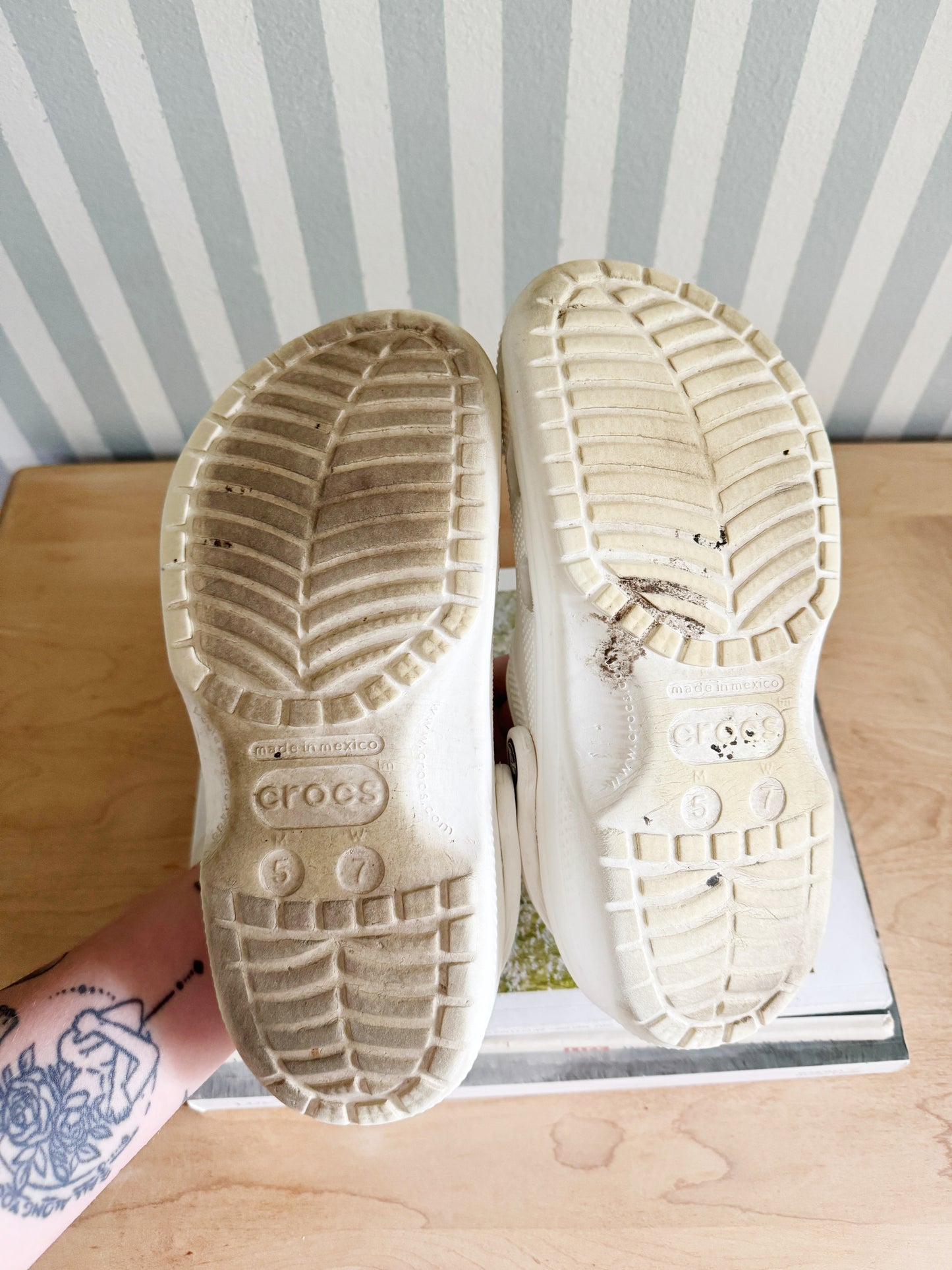 Women’s 7 | white crocs