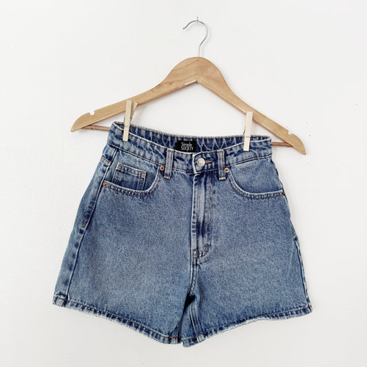 1 | 90s style mom shorts