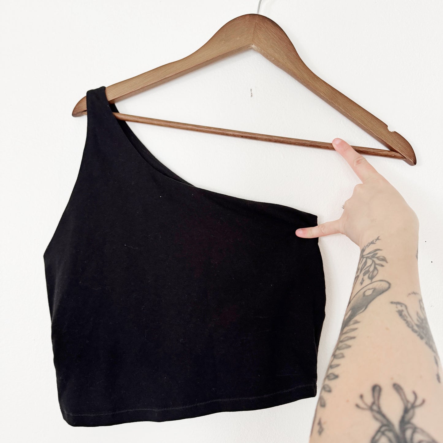 Medium | one shoulder black tank