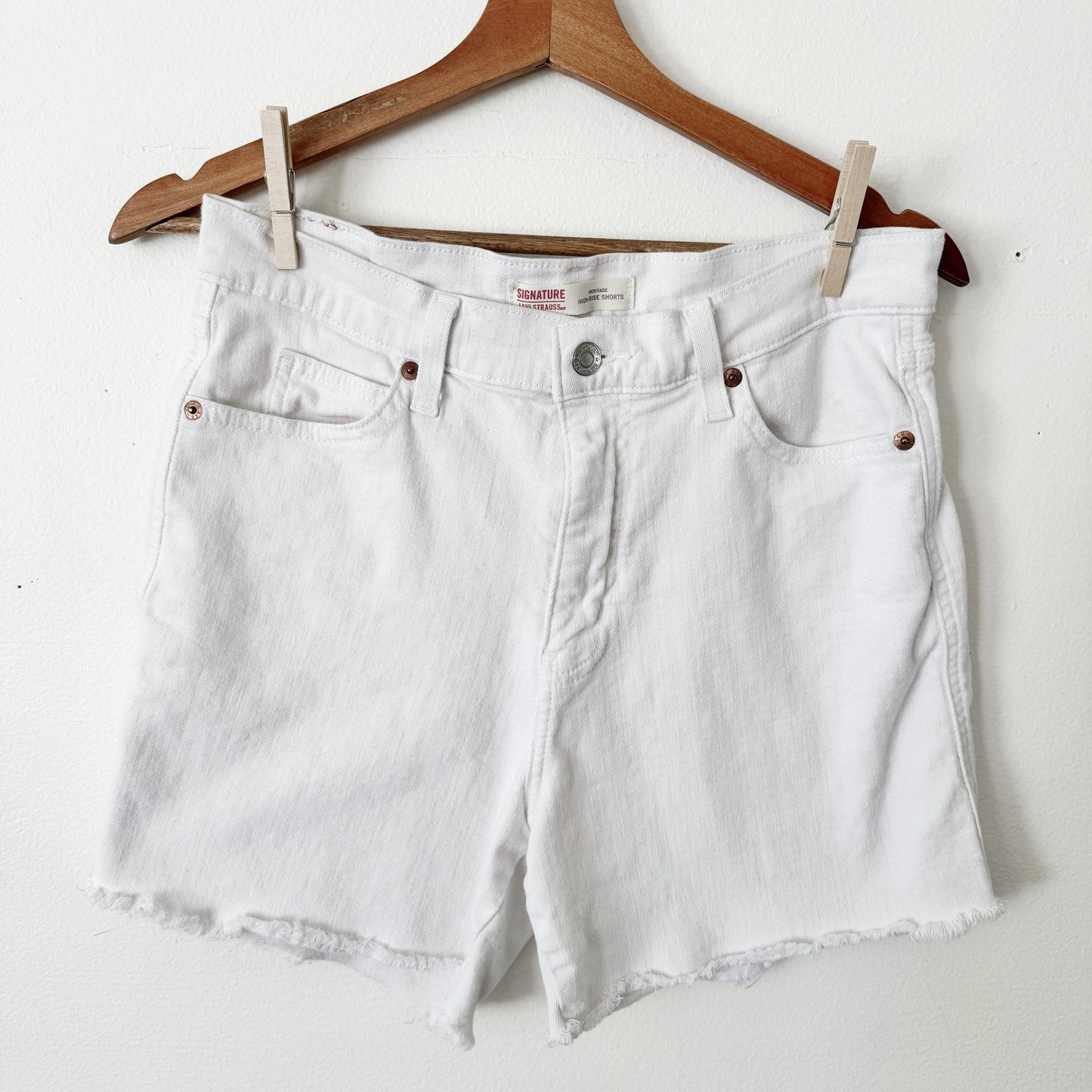 Signature white high rise Levi's size 8