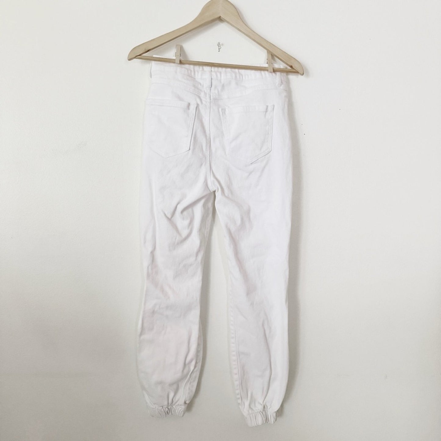 Sincerly Jules White Distressed Jogger-Style Boyfriend Jeans size 3
