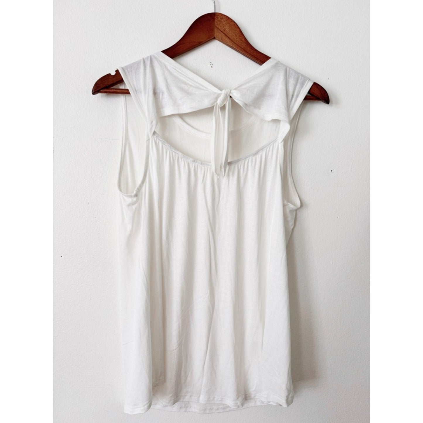 Bibi Women's White Sleeveless Tank Top medium