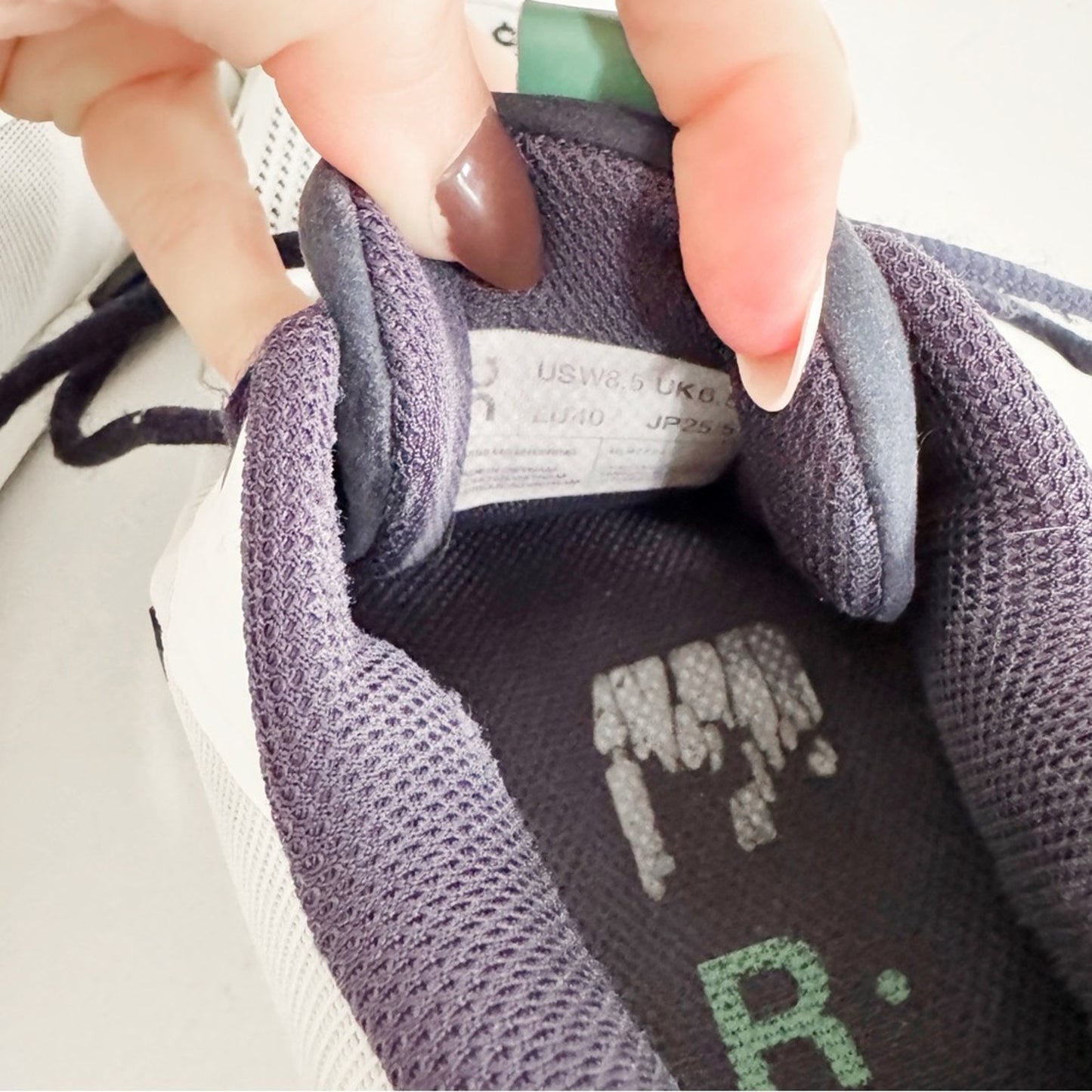 On The Roger Pro tennis shoes Women’s 8.5