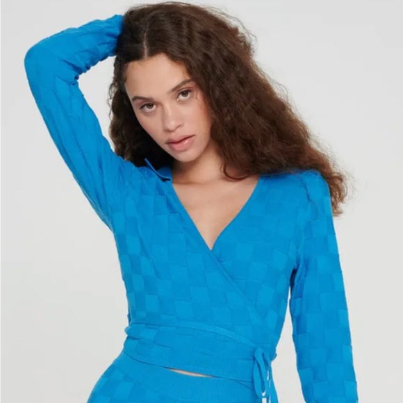 4 | blue checkered wrap top