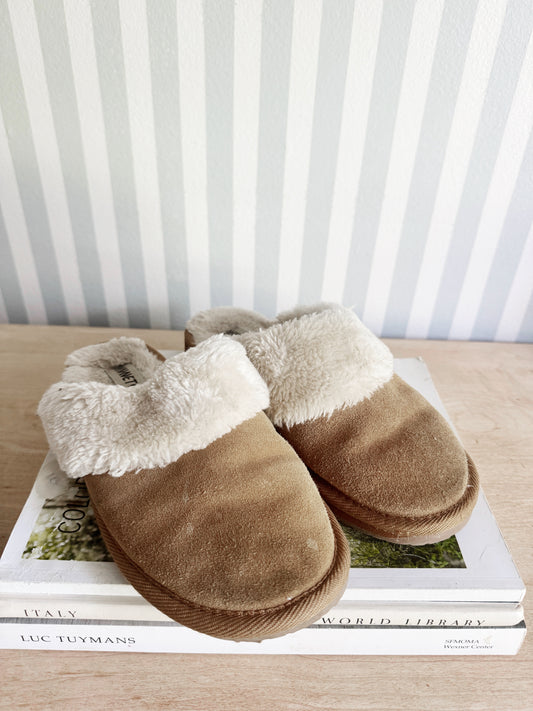 8 women’s | Minnetonka fluffy slippers