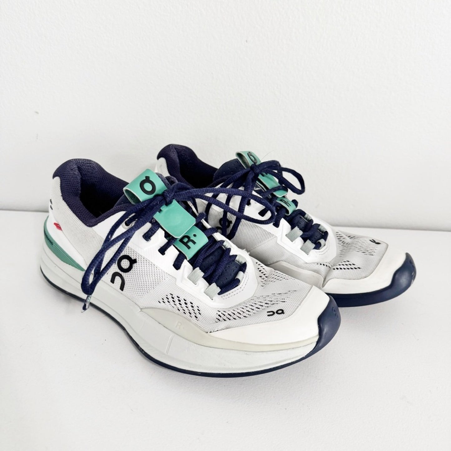 On The Roger Pro tennis shoes Women’s 8.5