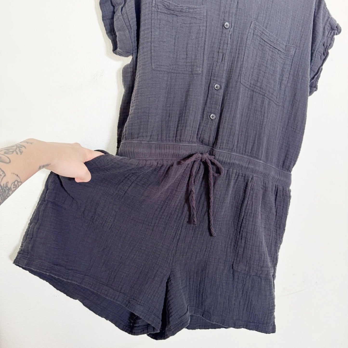 beachlunchlounge Black Short-Sleeve Button Romper XL