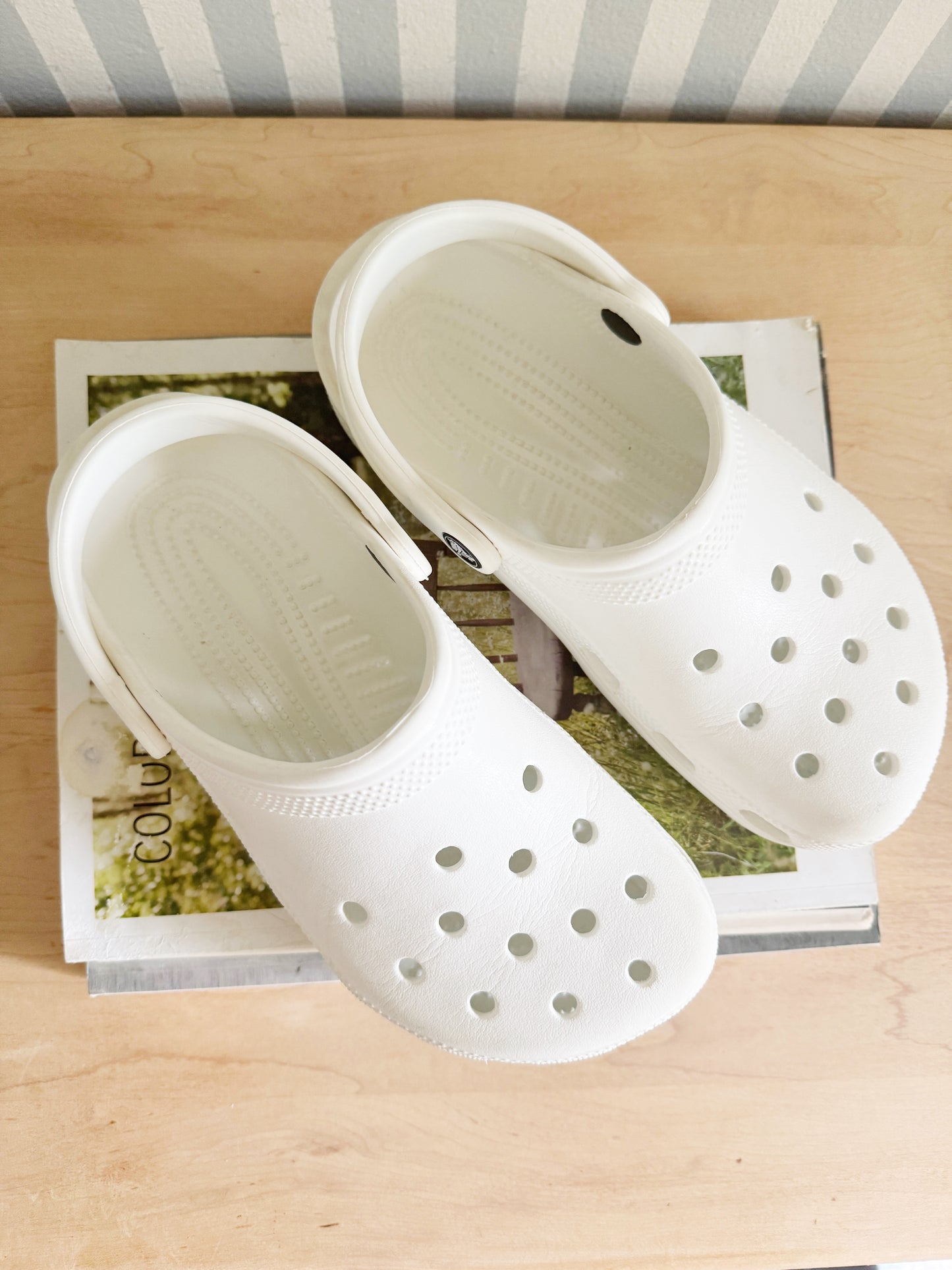 Women’s 7 | white crocs
