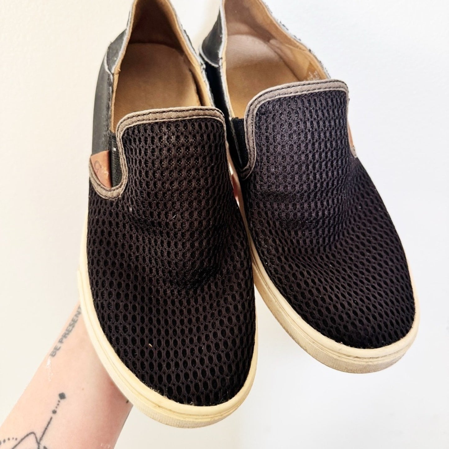 Olukai Pehuea Black slip ons 7.5 women’s