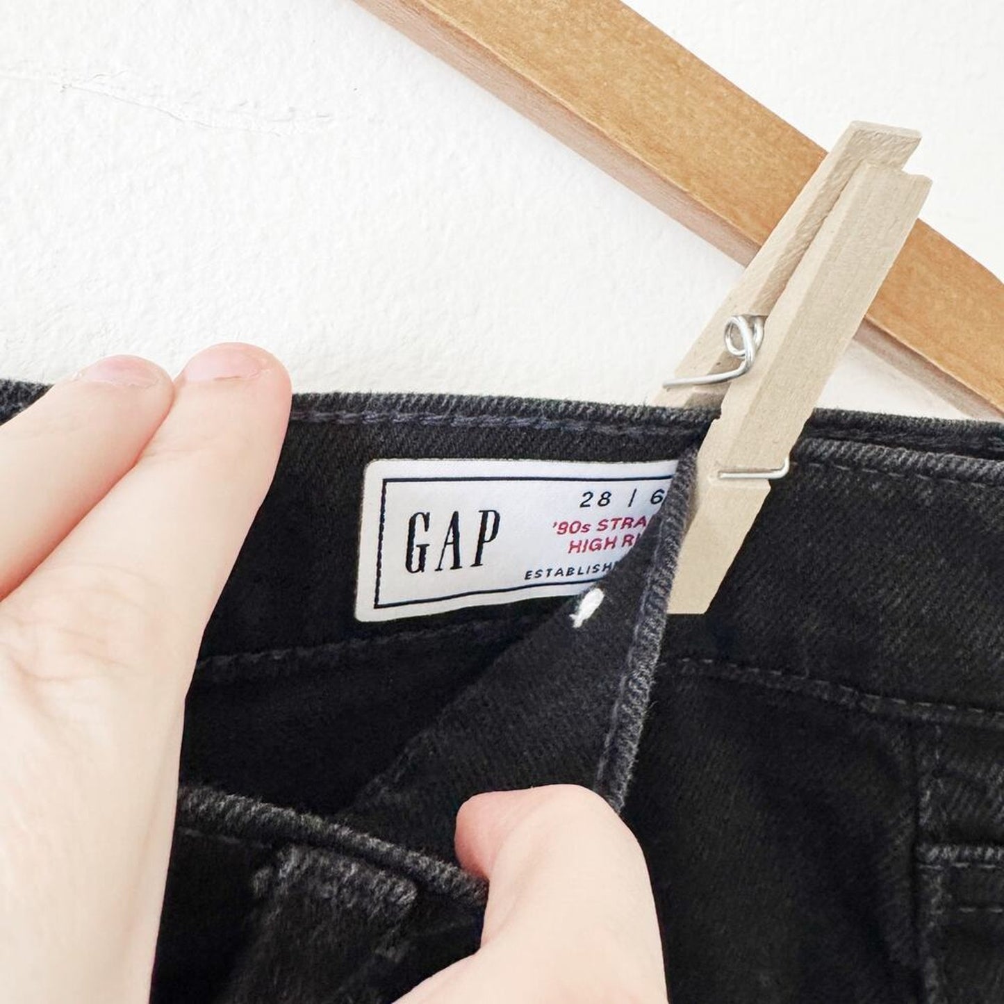 Gap black high waisted studded 90s straight jeans size 6