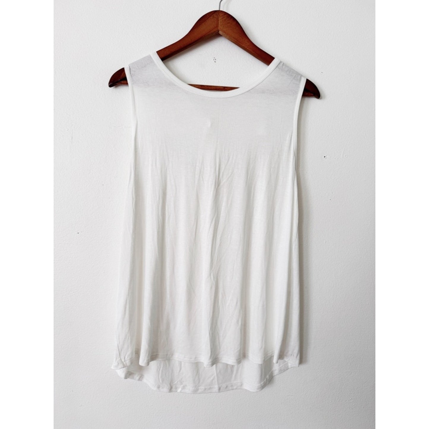 Bibi Women's White Sleeveless Tank Top medium