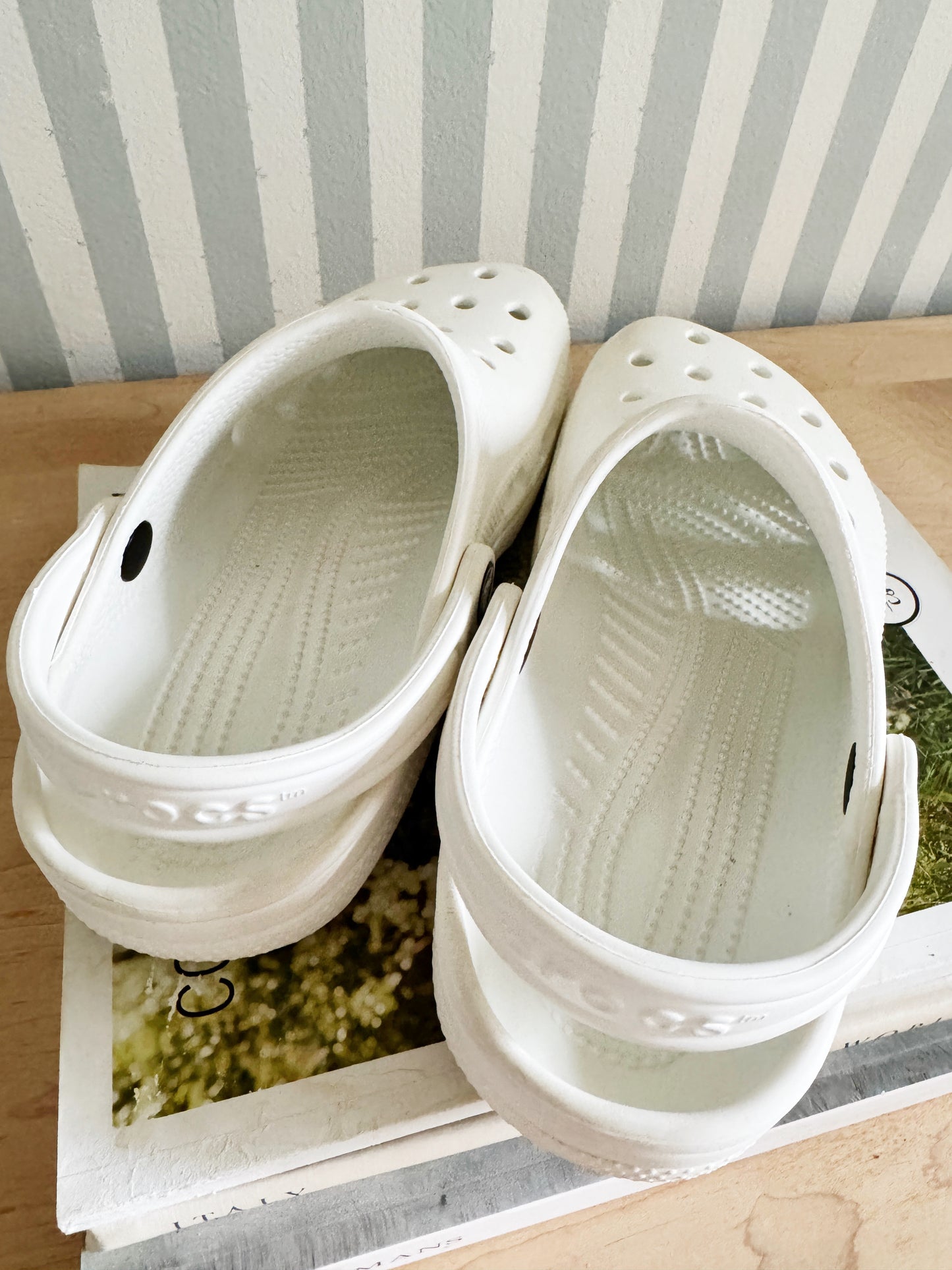Women’s 7 | white crocs