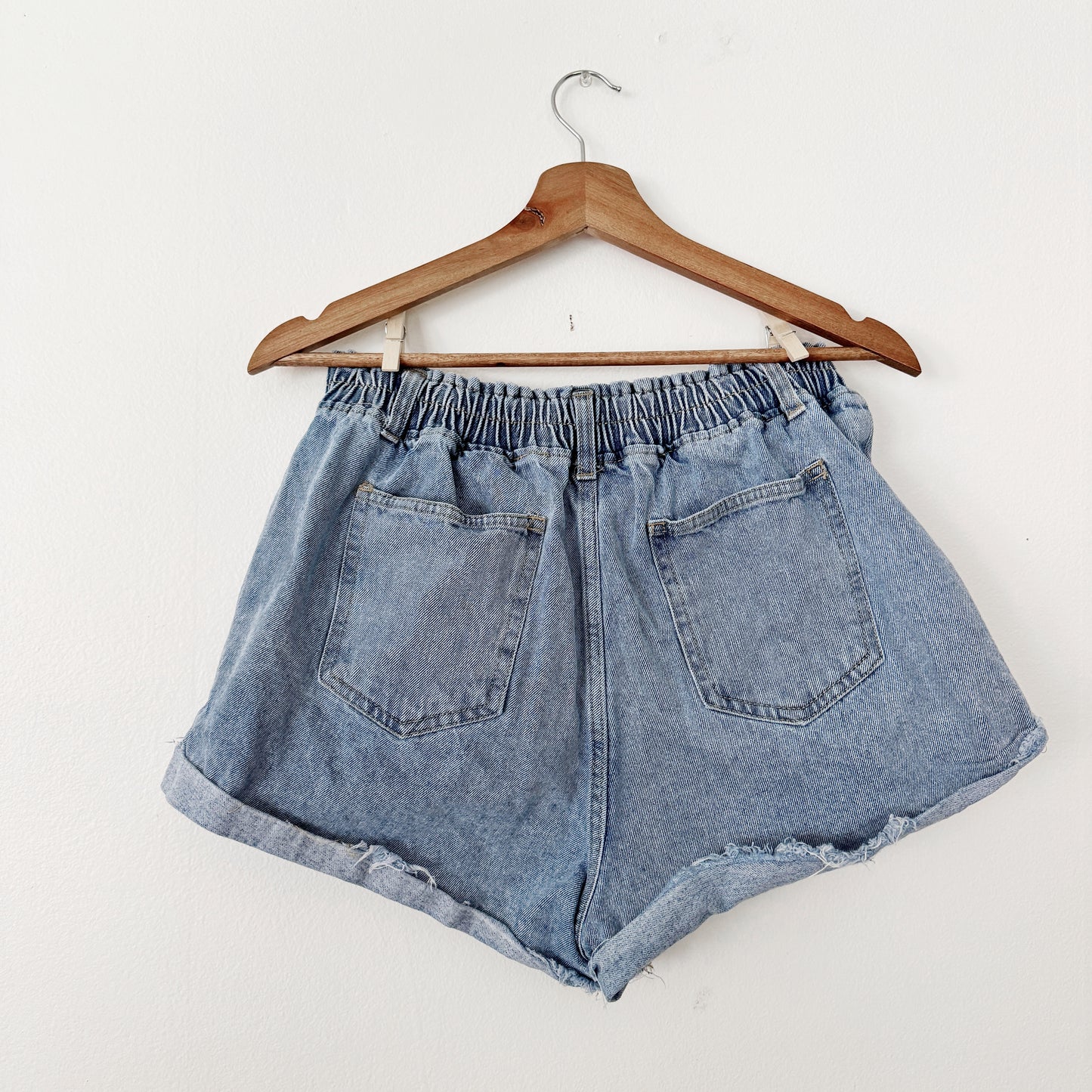 Large | elastic waistband distressed shorts