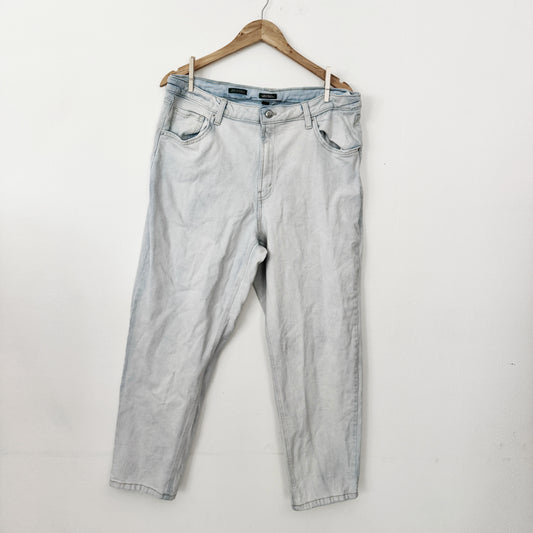 16 | Wild fable light wash high rise tapered