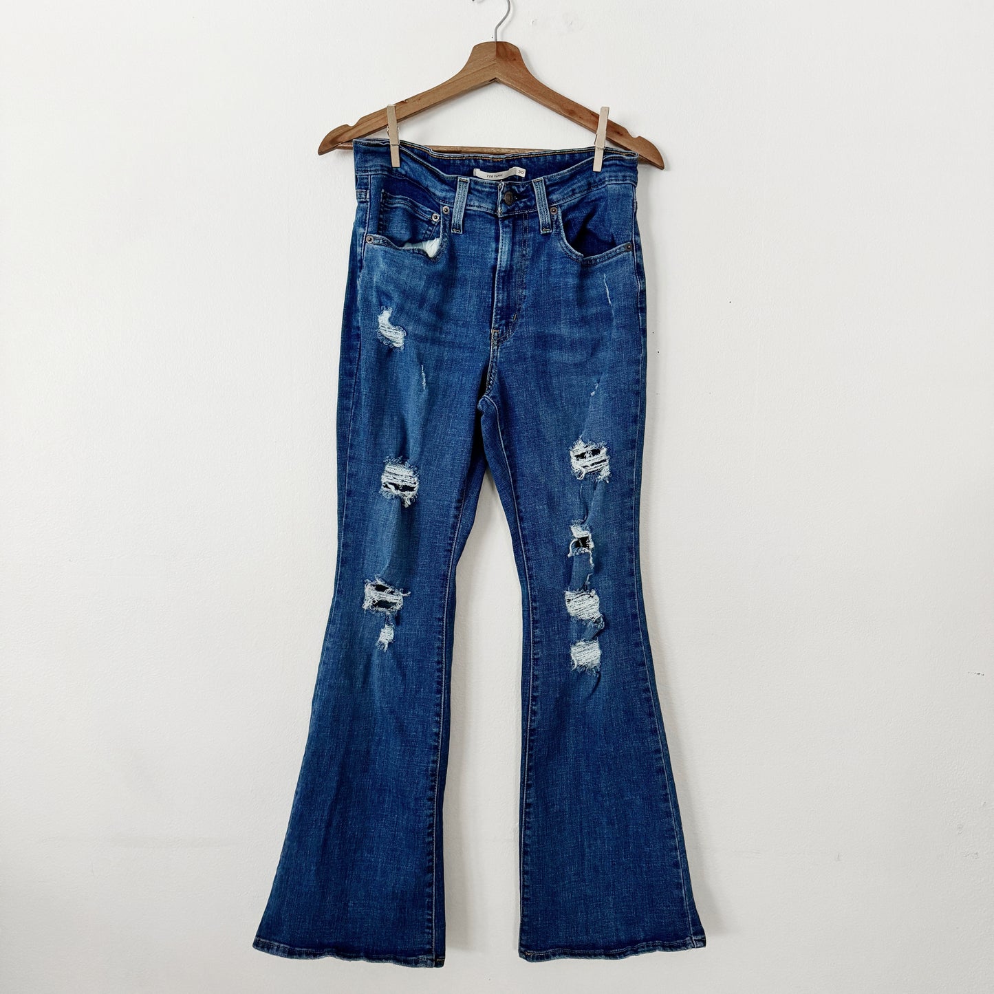 30 | 726 Levi flare distressed jeans