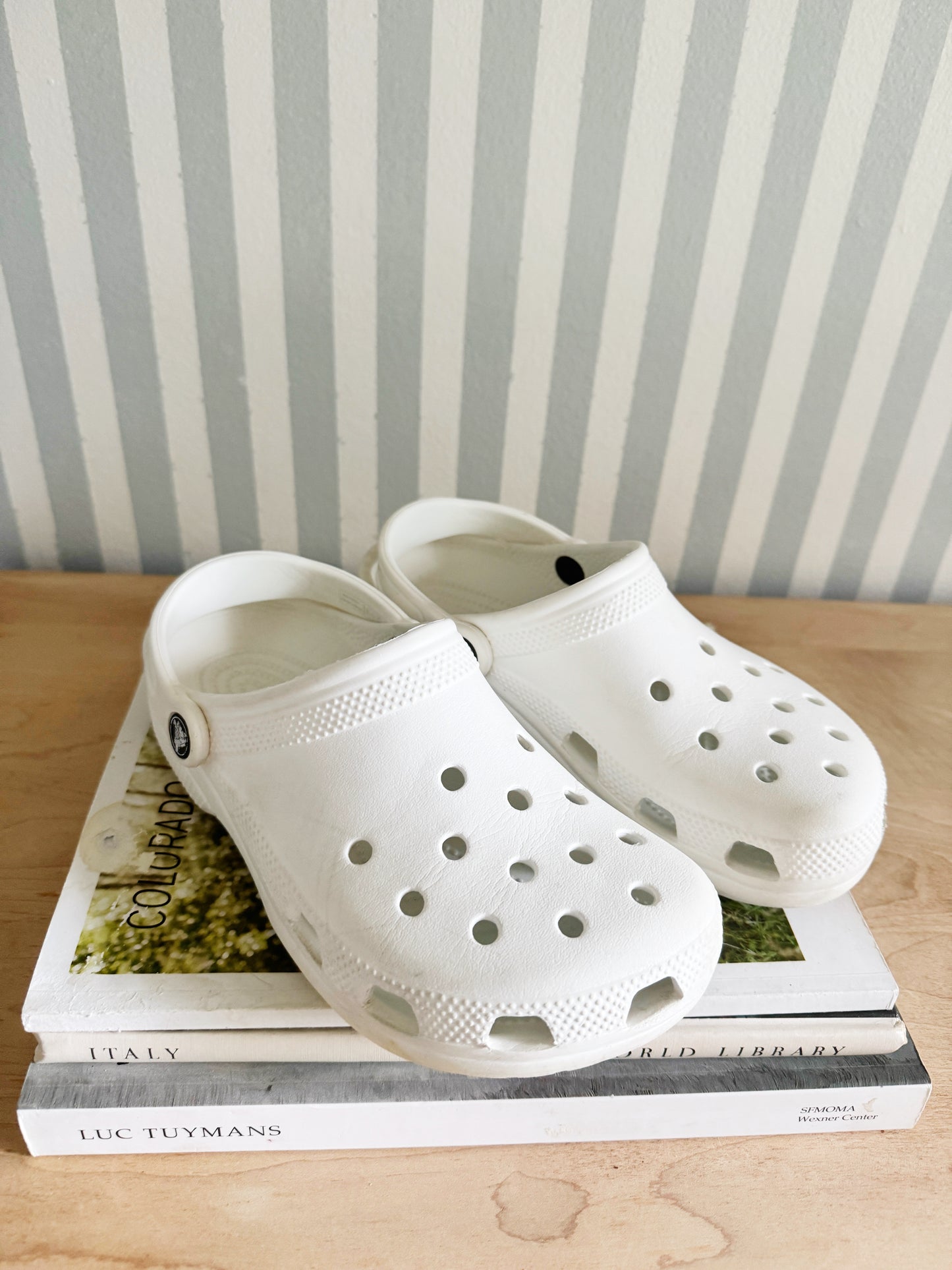 Women’s 7 | white crocs