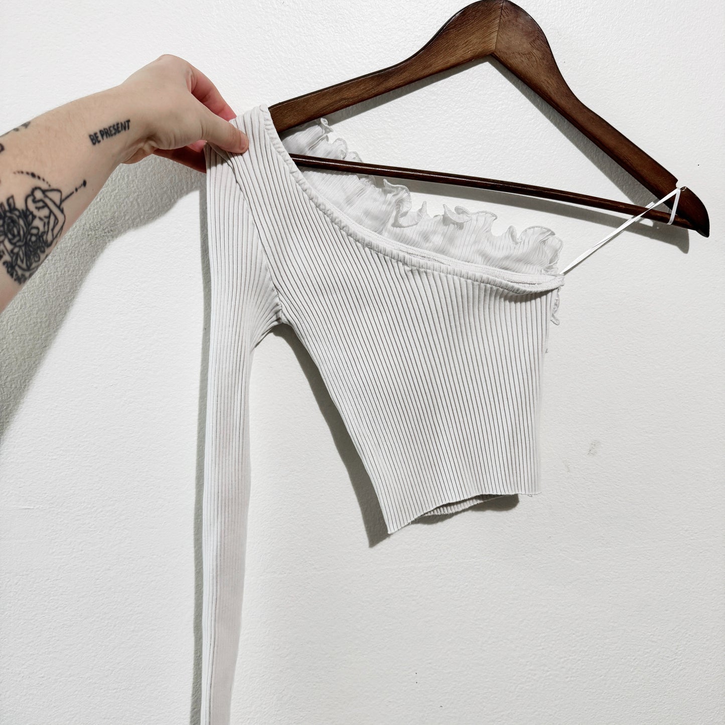 Medium | Zara 1 shoulder ruffle top LS