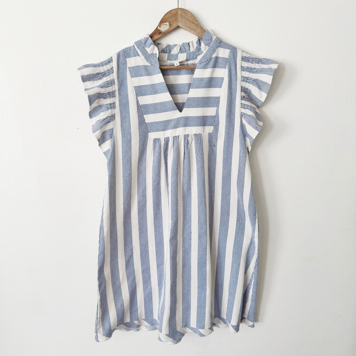 Umgee blue and white flutter sleeve dress small