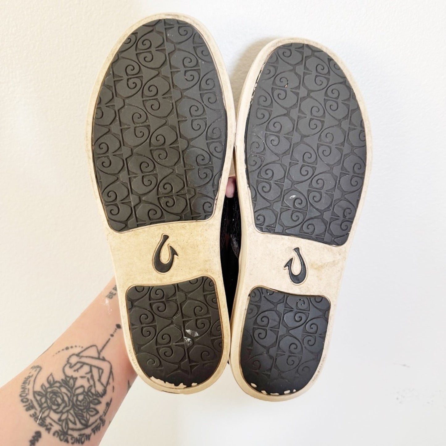 Olukai Pehuea Black slip ons 7.5 women’s