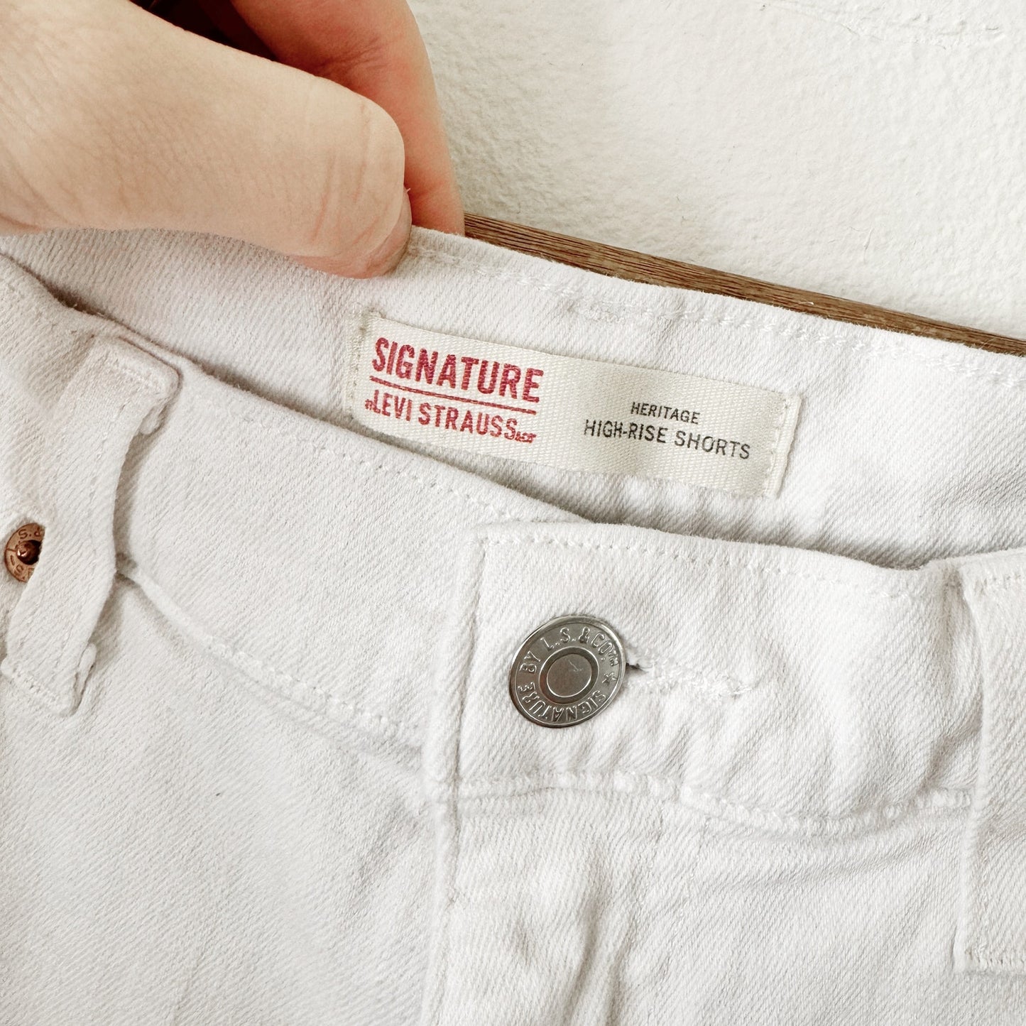 Signature white high rise Levi's size 8